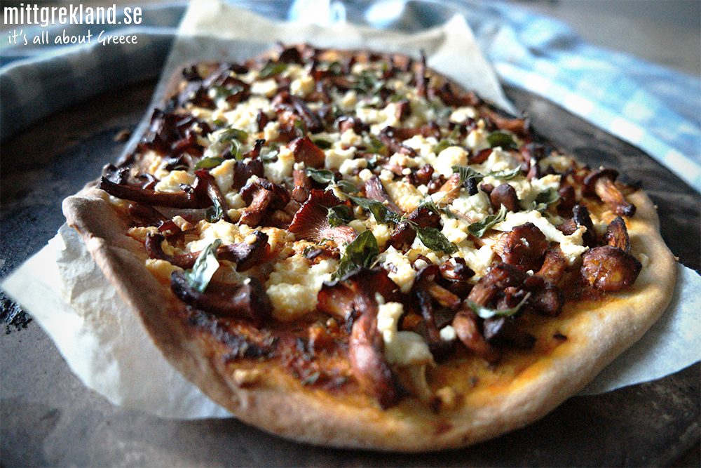 Pizza med fetaost och kantareller